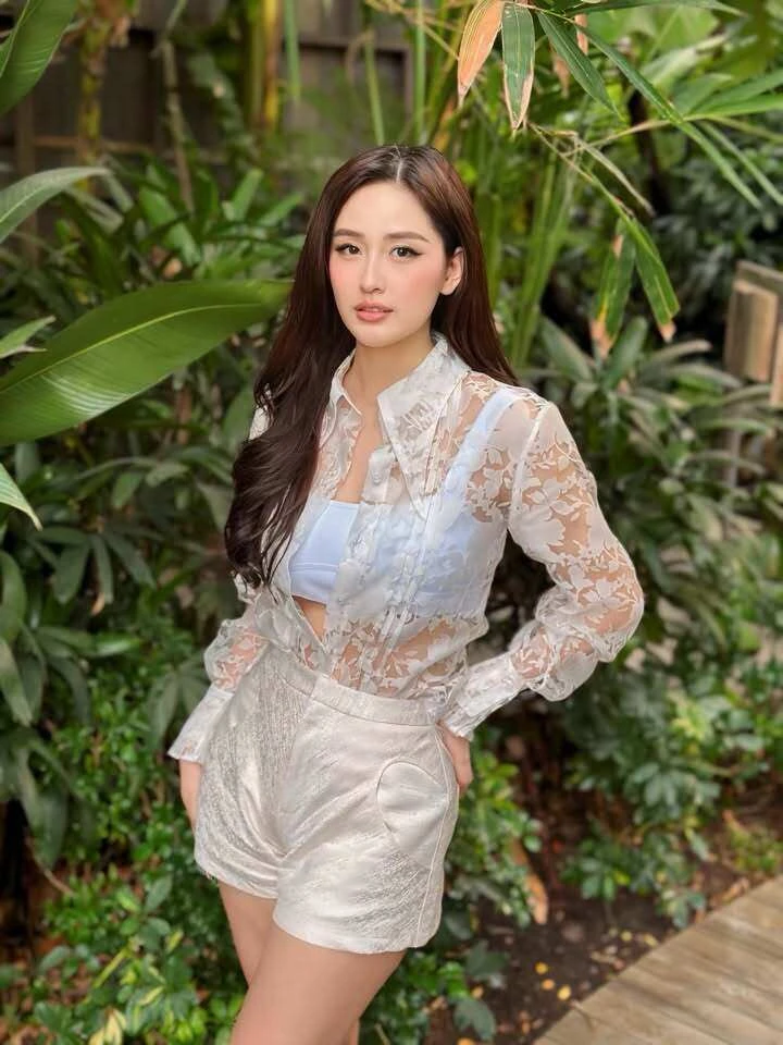 Ảnh sao 15/8: Mai Phương Thúy khoe dáng với áo xuyên thấu Ảnh sao 15/8: Mai Phương Thúy khoe dáng với áo xuyên thấu