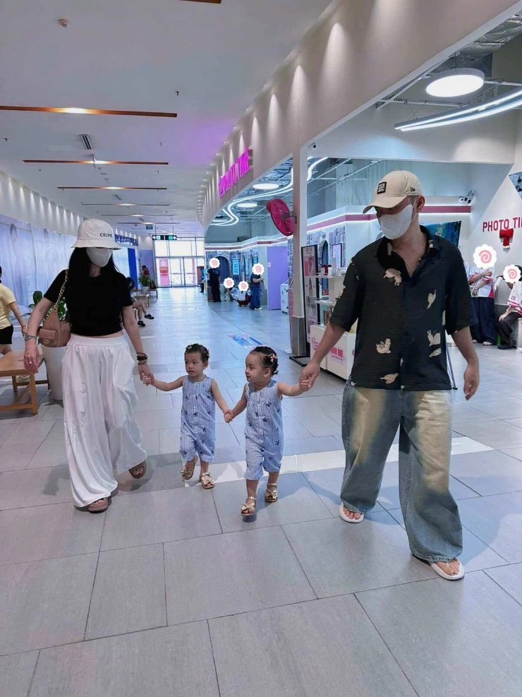 Ảnh sao 18/8: Quang Minh hẹn hò bà xã ở Malaysia