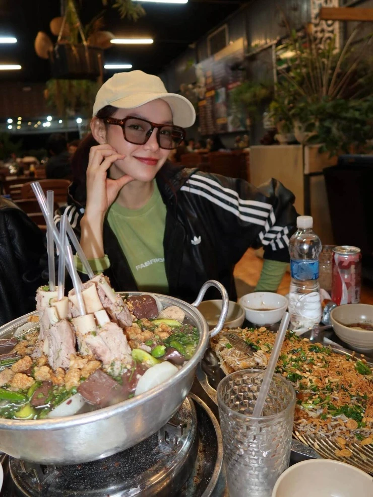 Ảnh sao 18/8: Quang Minh hẹn hò bà xã ở Malaysia