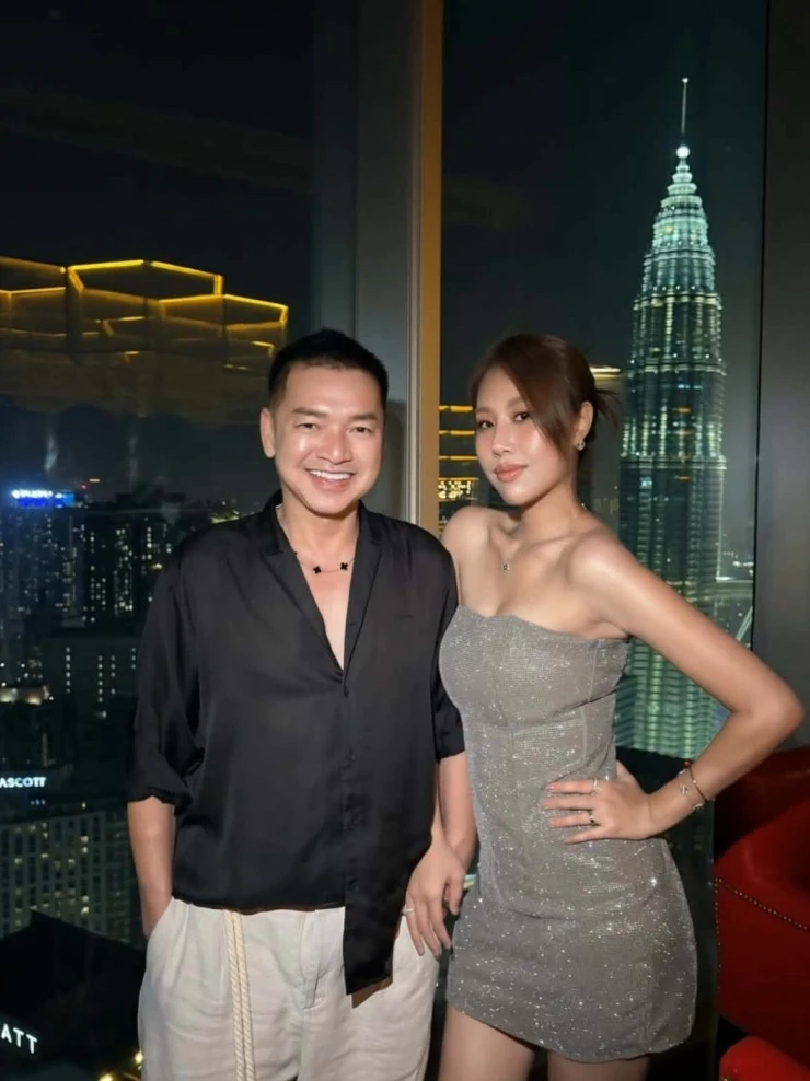 Ảnh sao 18/8: Quang Minh hẹn hò bà xã ở Malaysia