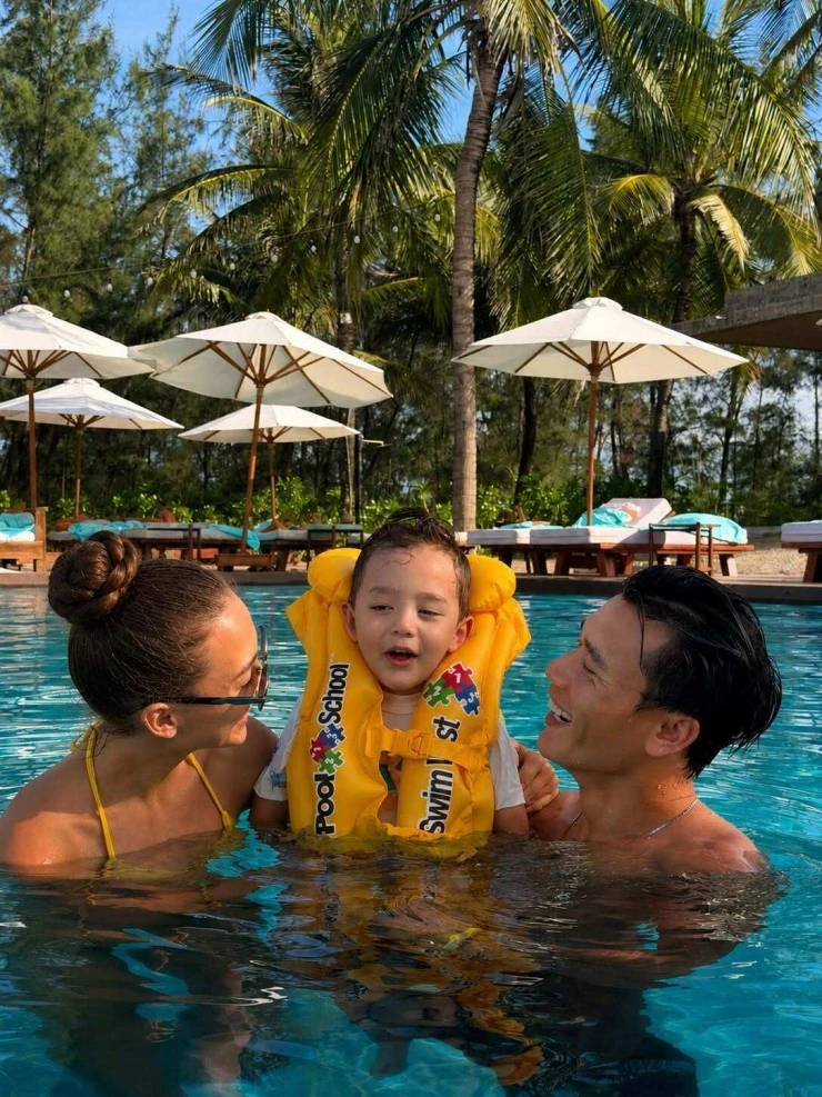 Ảnh sao 18/8: Quang Minh hẹn hò bà xã ở Malaysia