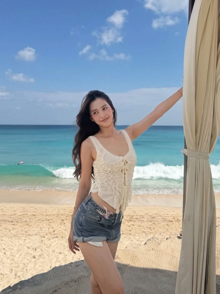 Ảnh sao 18/8: Quang Minh hẹn hò bà xã ở Malaysia