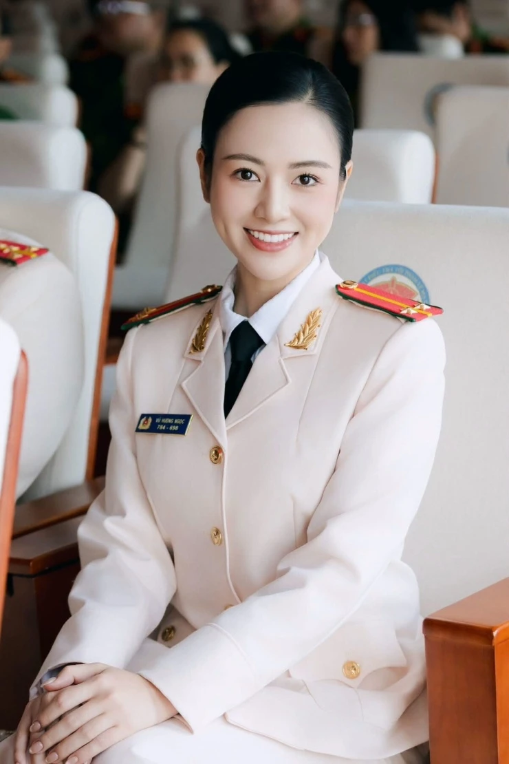 Ảnh sao 20/8: Mỹ Linh mừng sinh nhật tuổi 51 Ảnh sao 20/8: Mỹ Linh mừng sinh nhật tuổi 51