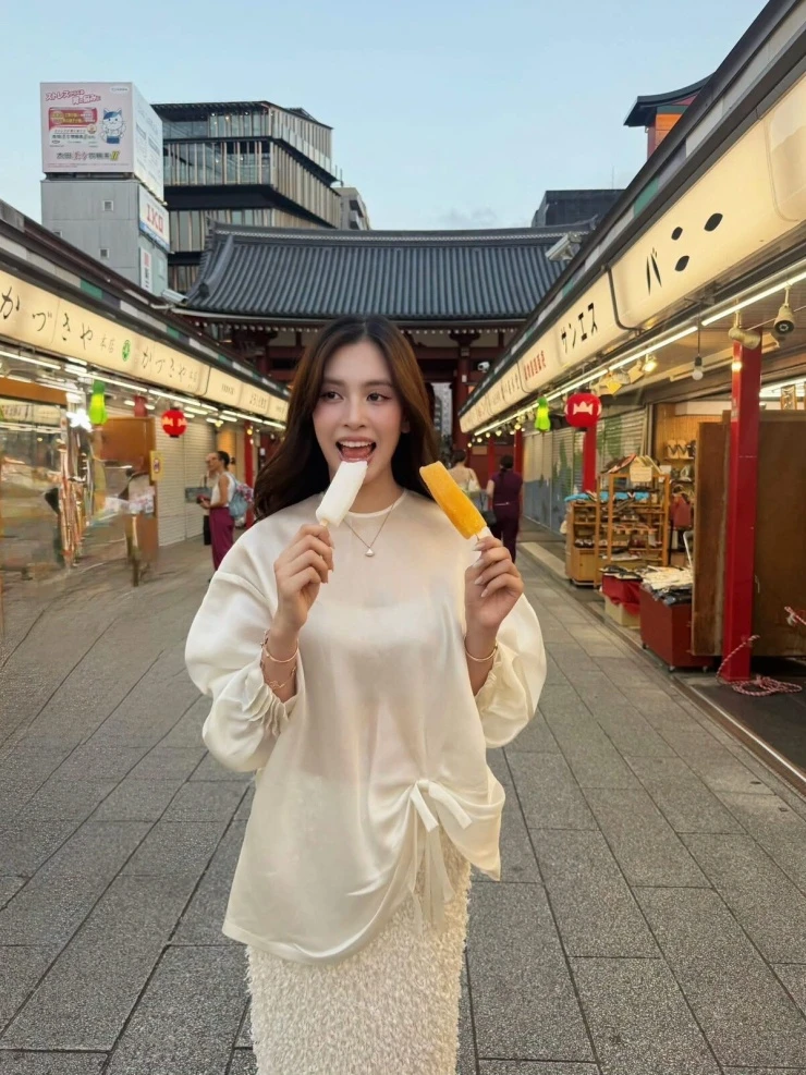 Ảnh sao 20/8: Mỹ Linh mừng sinh nhật tuổi 51 Ảnh sao 20/8: Mỹ Linh mừng sinh nhật tuổi 51