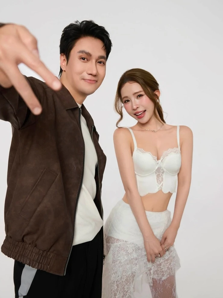 Ảnh sao 21/8: Quỳnh Nga sexy bên Việt Anh