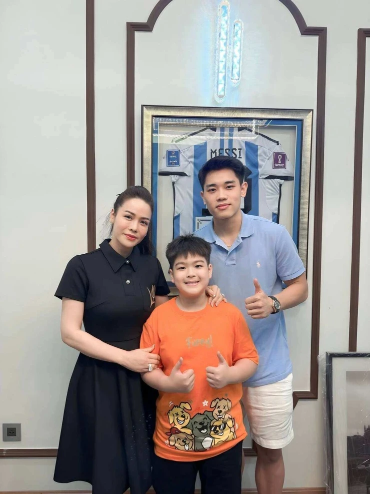 Ảnh sao 21/8: Quỳnh Nga sexy bên Việt Anh
