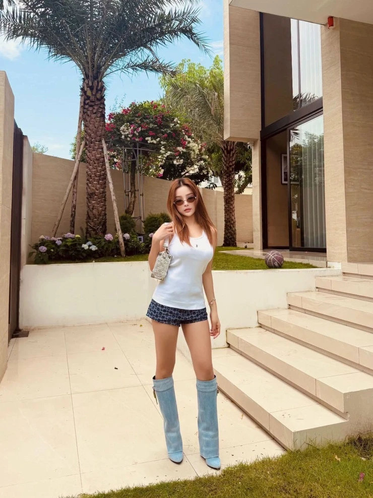 Ảnh sao 21/8: Quỳnh Nga sexy bên Việt Anh