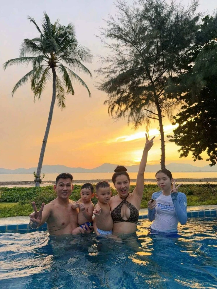 Ảnh sao 21/8: Quỳnh Nga sexy bên Việt Anh