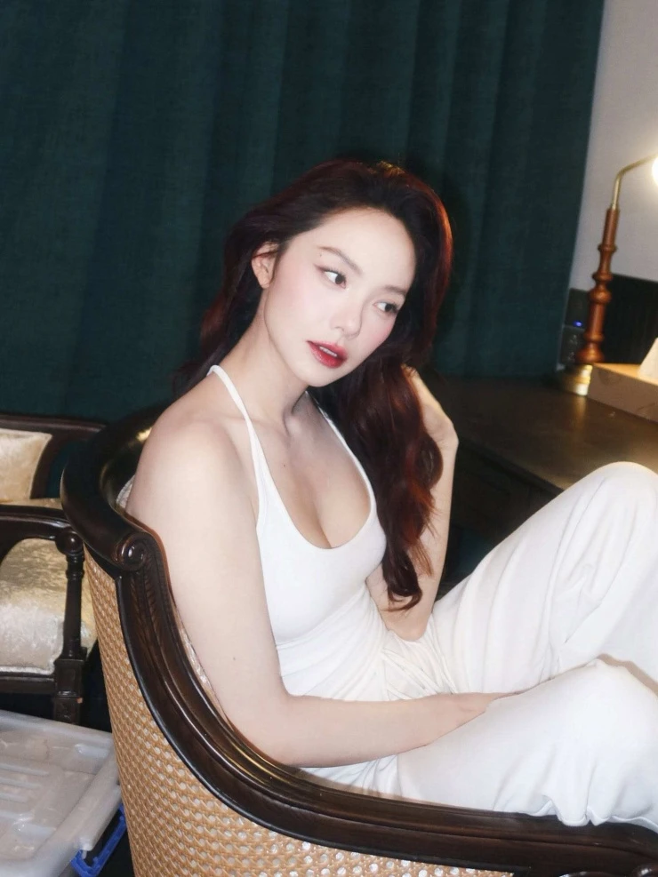 Ảnh sao 22/8: Kim Hiền thấy bình yên khi về nước Ảnh sao 22/8: Kim Hiền thấy bình yên khi về nước