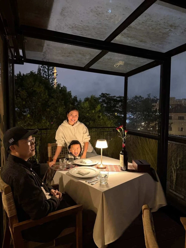 Ảnh sao 25/8: Hồng Nhung xách túi hơn 500 triệu đồng tại Paris Ảnh sao 25/8: Hồng Nhung xách túi hơn 500 triệu đồng tại Paris