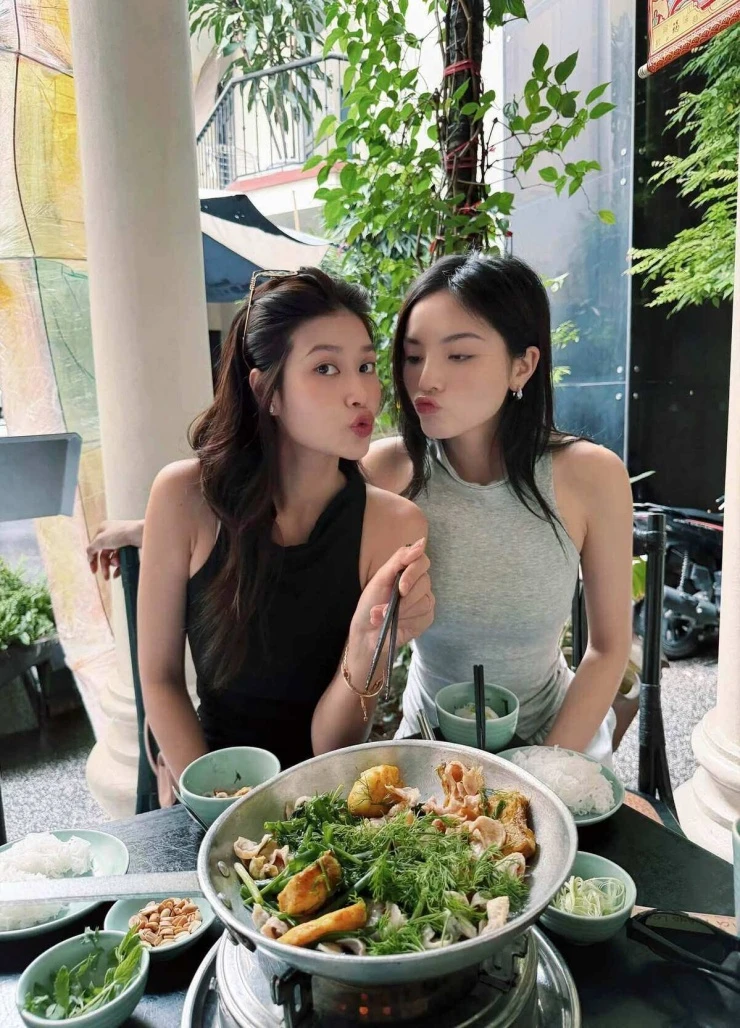 Ảnh sao 25/8: Hồng Nhung xách túi hơn 500 triệu đồng tại Paris Ảnh sao 25/8: Hồng Nhung xách túi hơn 500 triệu đồng tại Paris