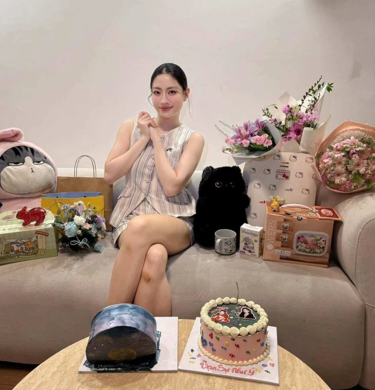 Ảnh sao 25/8: Hồng Nhung xách túi hơn 500 triệu đồng tại Paris Ảnh sao 25/8: Hồng Nhung xách túi hơn 500 triệu đồng tại Paris