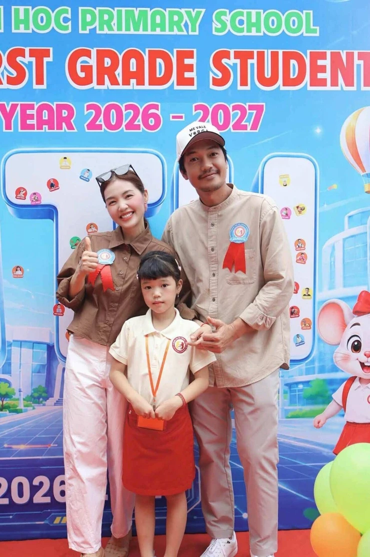 Ảnh sao 25/8: Hồng Nhung xách túi hơn 500 triệu đồng tại Paris Ảnh sao 25/8: Hồng Nhung xách túi hơn 500 triệu đồng tại Paris