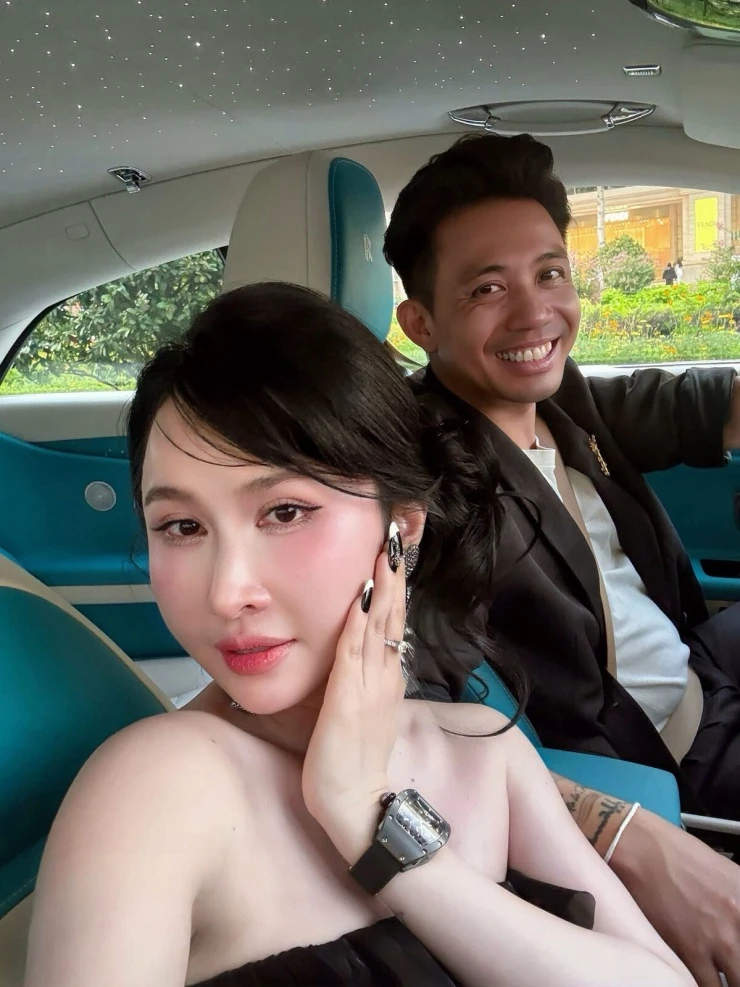 Ảnh sao 26/8: Đỗ Mỹ Linh khoe phong thái dâu hào môn