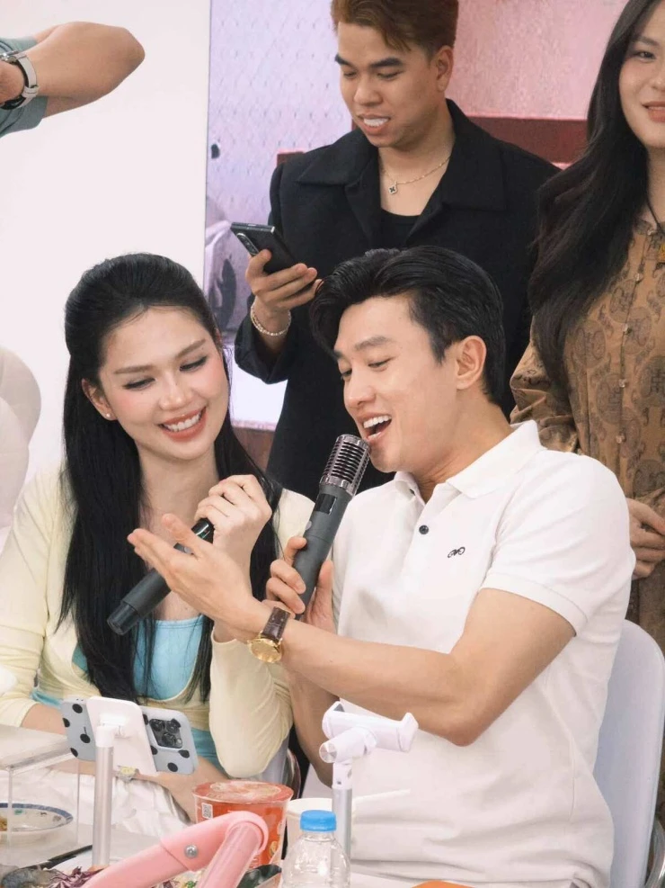 Ảnh sao 26/8: Đỗ Mỹ Linh khoe phong thái dâu hào môn