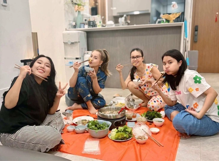Ảnh sao 27/8: Tình trẻ đắm đuối nhìn Diệp Lâm Anh khoe vẻ gợi cảm Ảnh sao 27/8: Tình trẻ đắm đuối nhìn Diệp Lâm Anh khoe vẻ gợi cảm