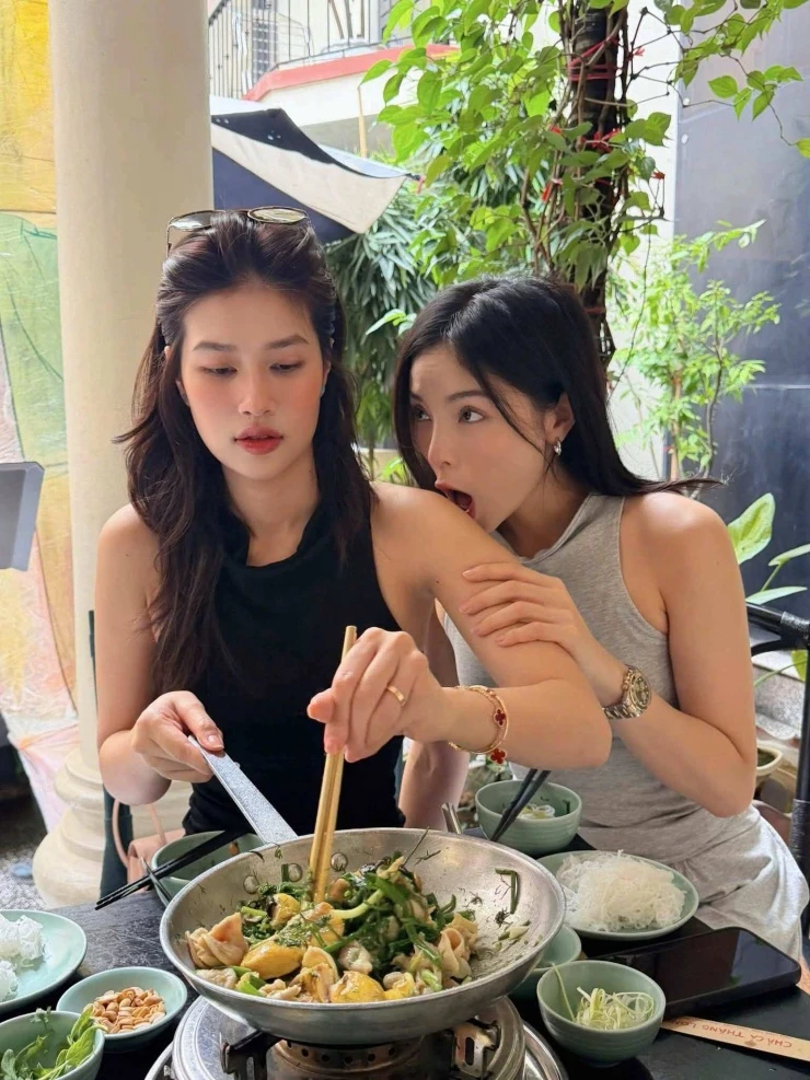 Ảnh sao 27/8: Tình trẻ đắm đuối nhìn Diệp Lâm Anh khoe vẻ gợi cảm Ảnh sao 27/8: Tình trẻ đắm đuối nhìn Diệp Lâm Anh khoe vẻ gợi cảm