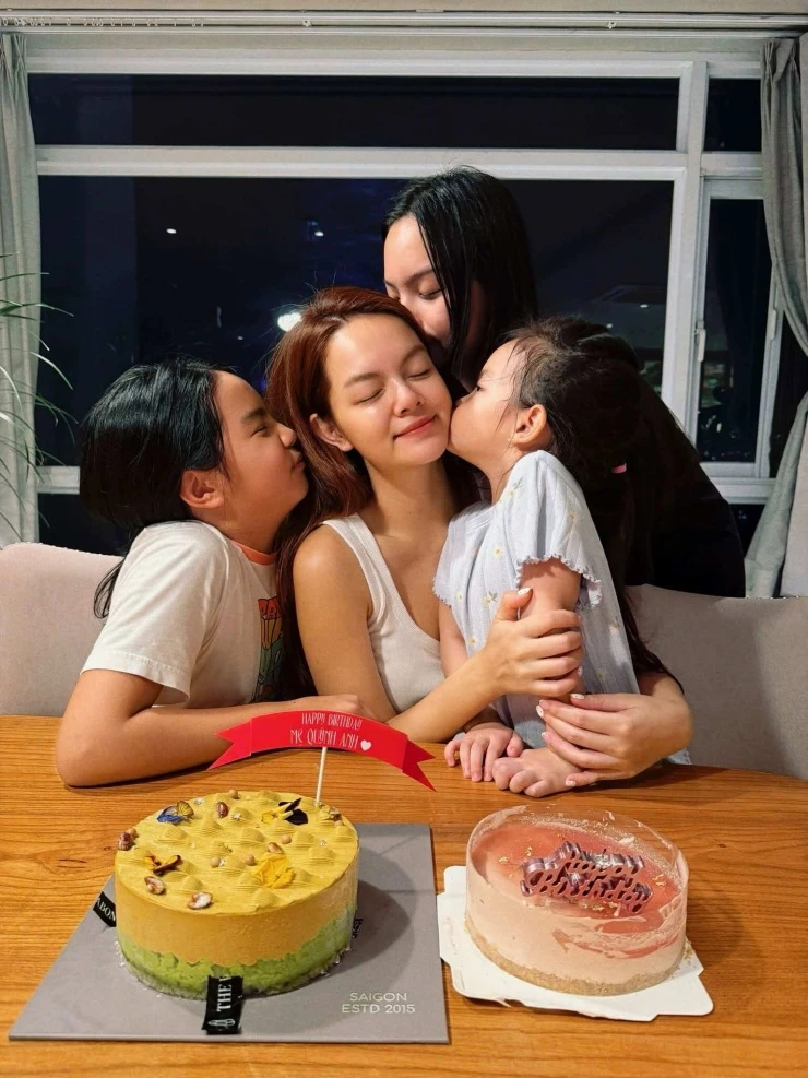 Ảnh sao 27/8: Tình trẻ đắm đuối nhìn Diệp Lâm Anh khoe vẻ gợi cảm Ảnh sao 27/8: Tình trẻ đắm đuối nhìn Diệp Lâm Anh khoe vẻ gợi cảm