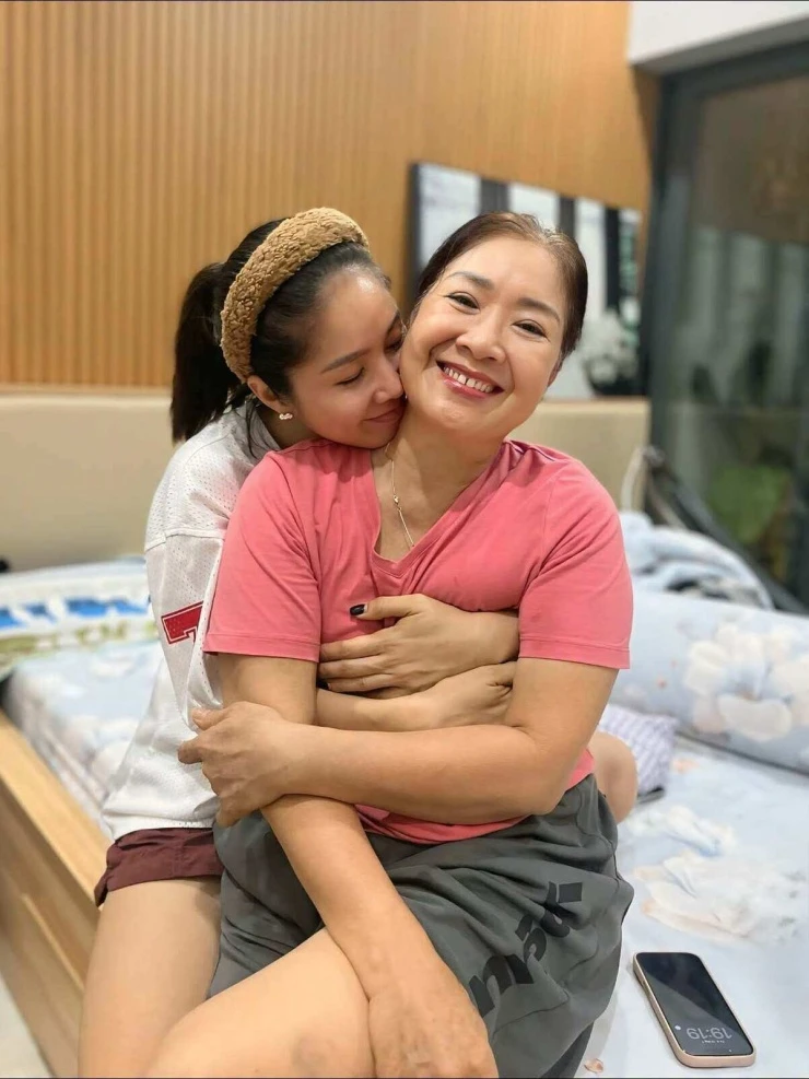 Ảnh sao 28/8: Lê Phương bày tỏ tình yêu với mẹ dịp lễ Vu Lan