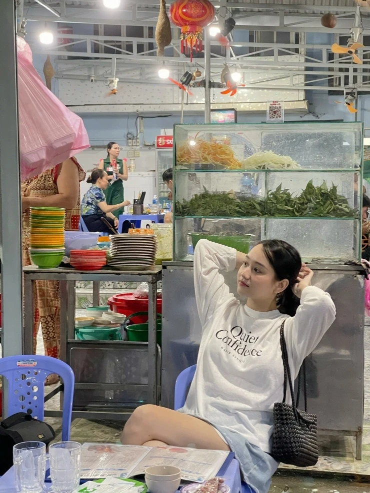 Ảnh sao 28/8: Lê Phương bày tỏ tình yêu với mẹ dịp lễ Vu Lan