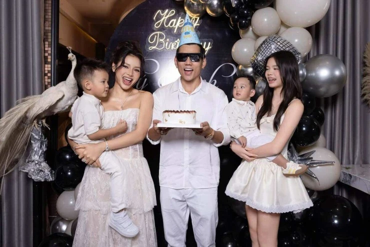 Ảnh sao 28/8: Lê Phương bày tỏ tình yêu với mẹ dịp lễ Vu Lan