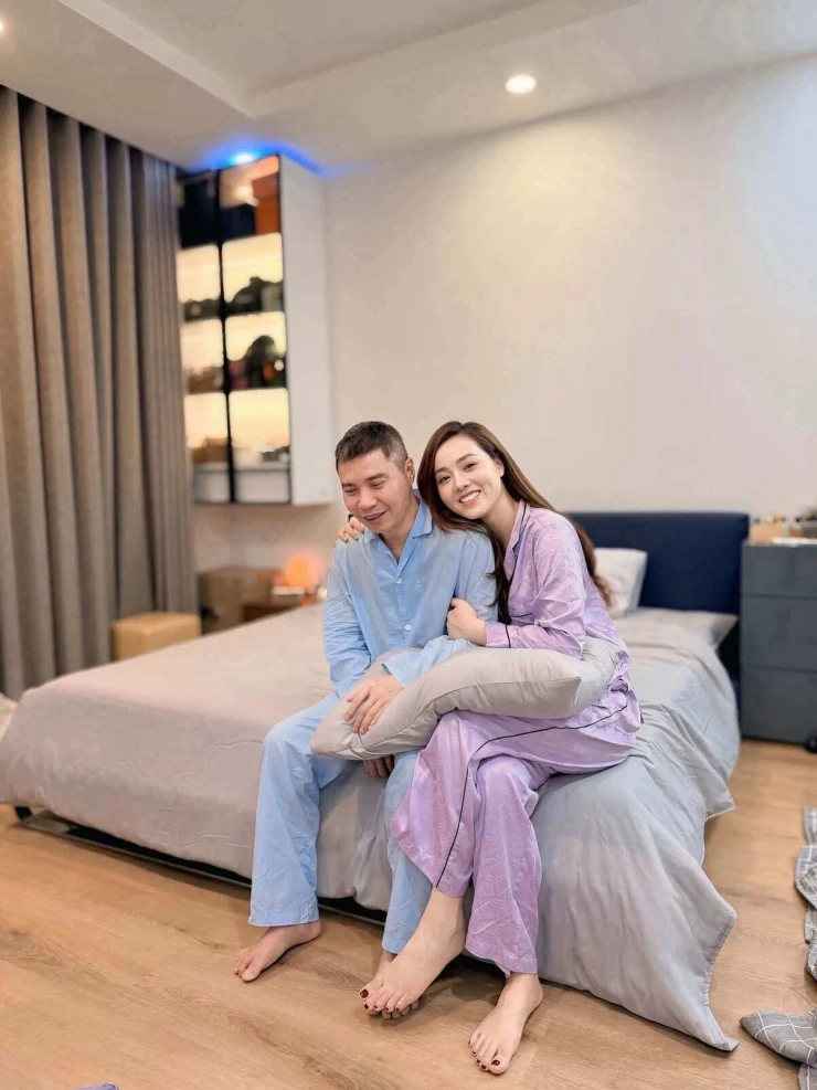 Ảnh sao 28/8: Lê Phương bày tỏ tình yêu với mẹ dịp lễ Vu Lan