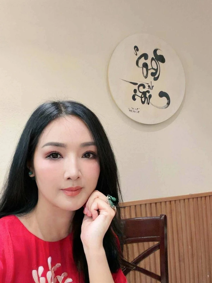 Ảnh sao 29/8: Đỗ Mỹ Linh cảm ơn gia đình dịp 10 năm đăng quang