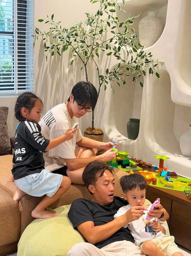 Ảnh sao 31/8: Subeo nhà Cường Đôla quấn quýt các em