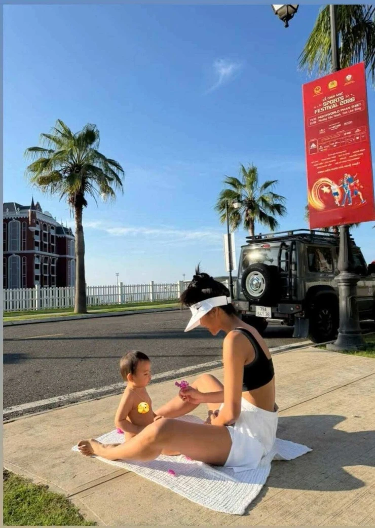Ảnh sao 4/8: Em bé thứ ba nhà Trường Giang - Nhã Phương lộ diện