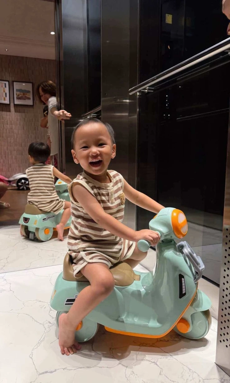 Ảnh sao 4/8: Em bé thứ ba nhà Trường Giang - Nhã Phương lộ diện