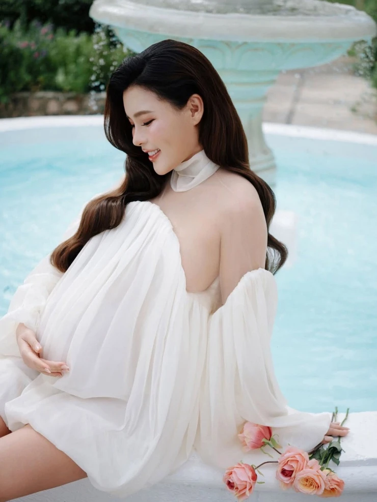 Ảnh sao 6/8: Lý Nhã Kỳ tự khen mình đẹp