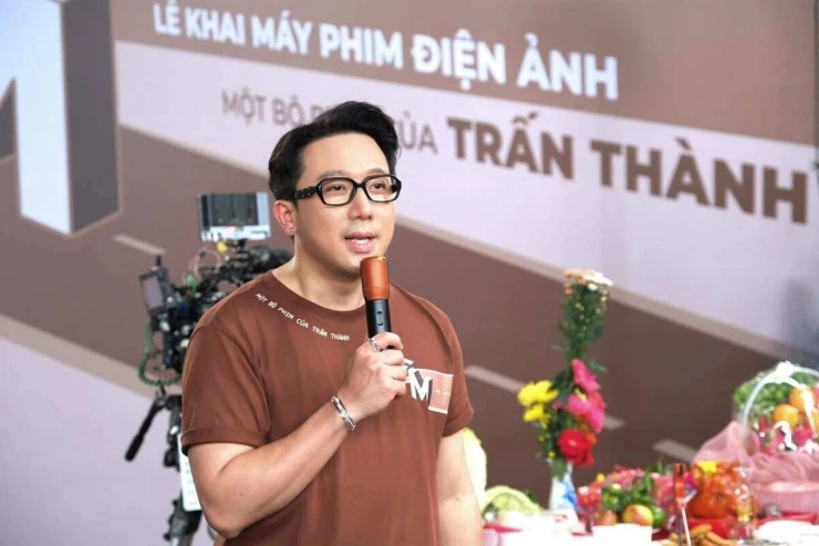 Ảnh sao 8/8: Việt Anh hôn tóc Quỳnh Nga khi hẹn hò ở Trung Quốc