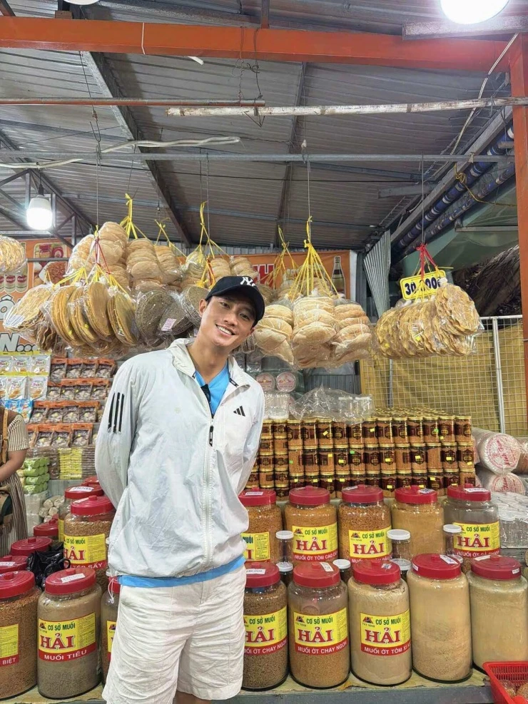 Ảnh sao 8/8: Việt Anh hôn tóc Quỳnh Nga khi hẹn hò ở Trung Quốc