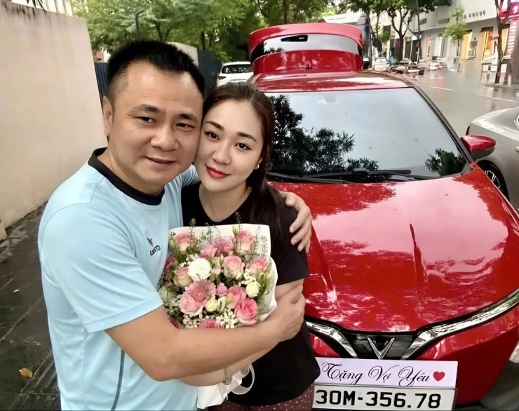 Ảnh sao 8/8: Việt Anh hôn tóc Quỳnh Nga khi hẹn hò ở Trung Quốc
