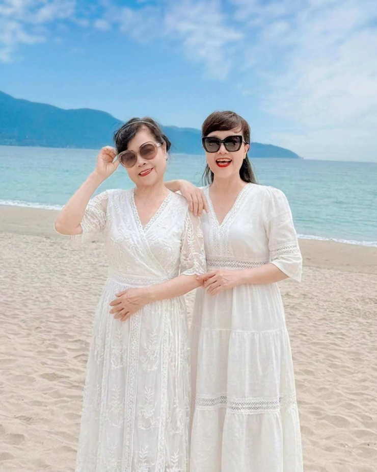 Ảnh sao 9/8: Ngọc Quyên mừng sinh nhật kiểu miệt vườn của Thúy Nga Ảnh sao 9/8: Ngọc Quyên mừng sinh nhật kiểu miệt vườn của Thúy Nga