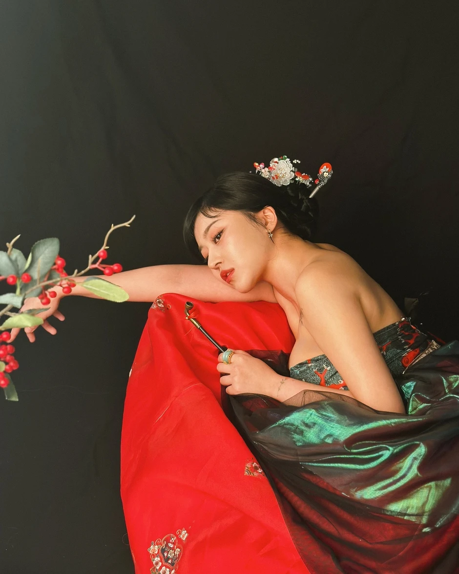 Bà đồng sexy nhất Hàn Quốc thừa nhận độ ngực, muốn có body giống Jennie