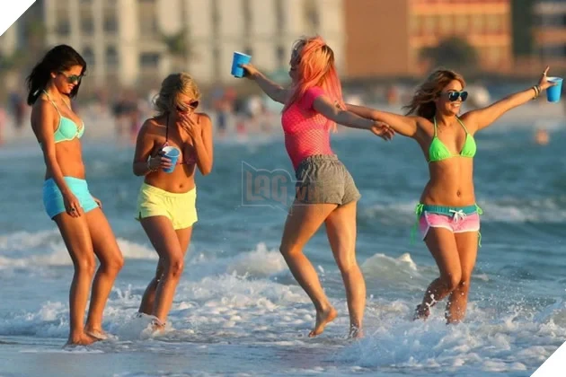 Bella Thorne Sẽ Viết Kịch Bản Và Đạo Diễn Spring Breakers 2 Bella Thorne Sẽ Viết Kịch Bản Và Đạo Diễn Spring Breakers 2