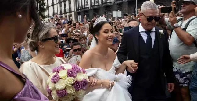 Biển người vây kín nhà thờ xem đám cưới Ronaldo Biển người vây kín nhà thờ xem đám cưới Ronaldo