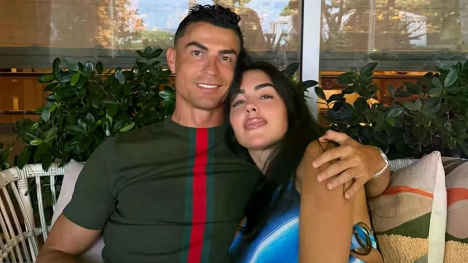 Biển người vây kín nhà thờ xem đám cưới Ronaldo Biển người vây kín nhà thờ xem đám cưới Ronaldo
