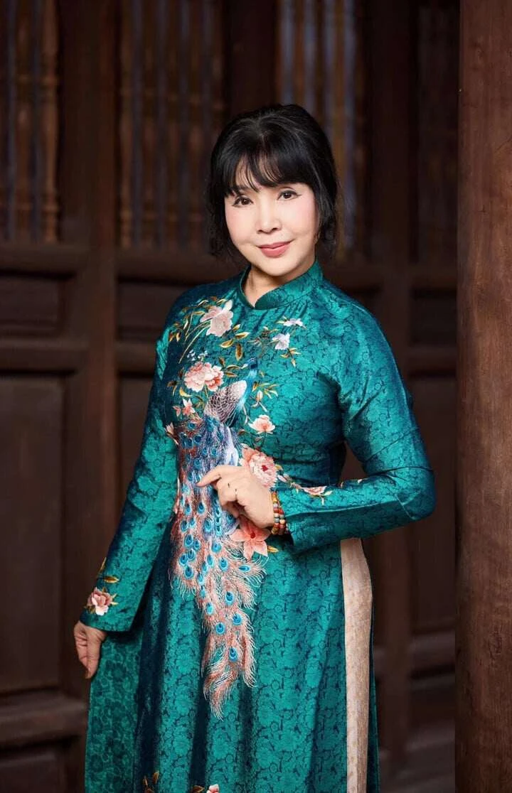 Bức ảnh hiếm hé lộ nhan sắc thời trẻ của NSND Lan Hương Em bé Hà Nội