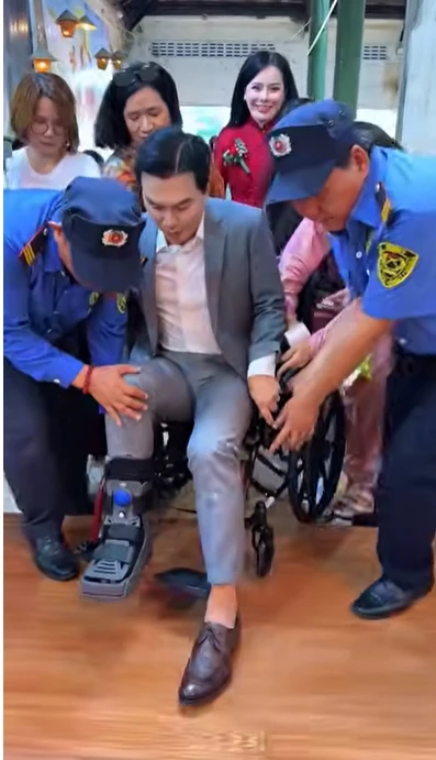 Ca sĩ Mạnh Quỳnh bất ngờ từ Mỹ về Việt Nam, phải ngồi xe lăn, chống nạng
