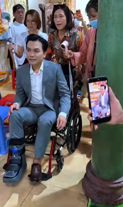 Ca sĩ Mạnh Quỳnh bất ngờ từ Mỹ về Việt Nam, phải ngồi xe lăn, chống nạng