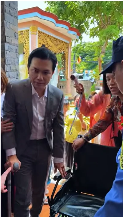 Ca sĩ Mạnh Quỳnh bất ngờ từ Mỹ về Việt Nam, phải ngồi xe lăn, chống nạng