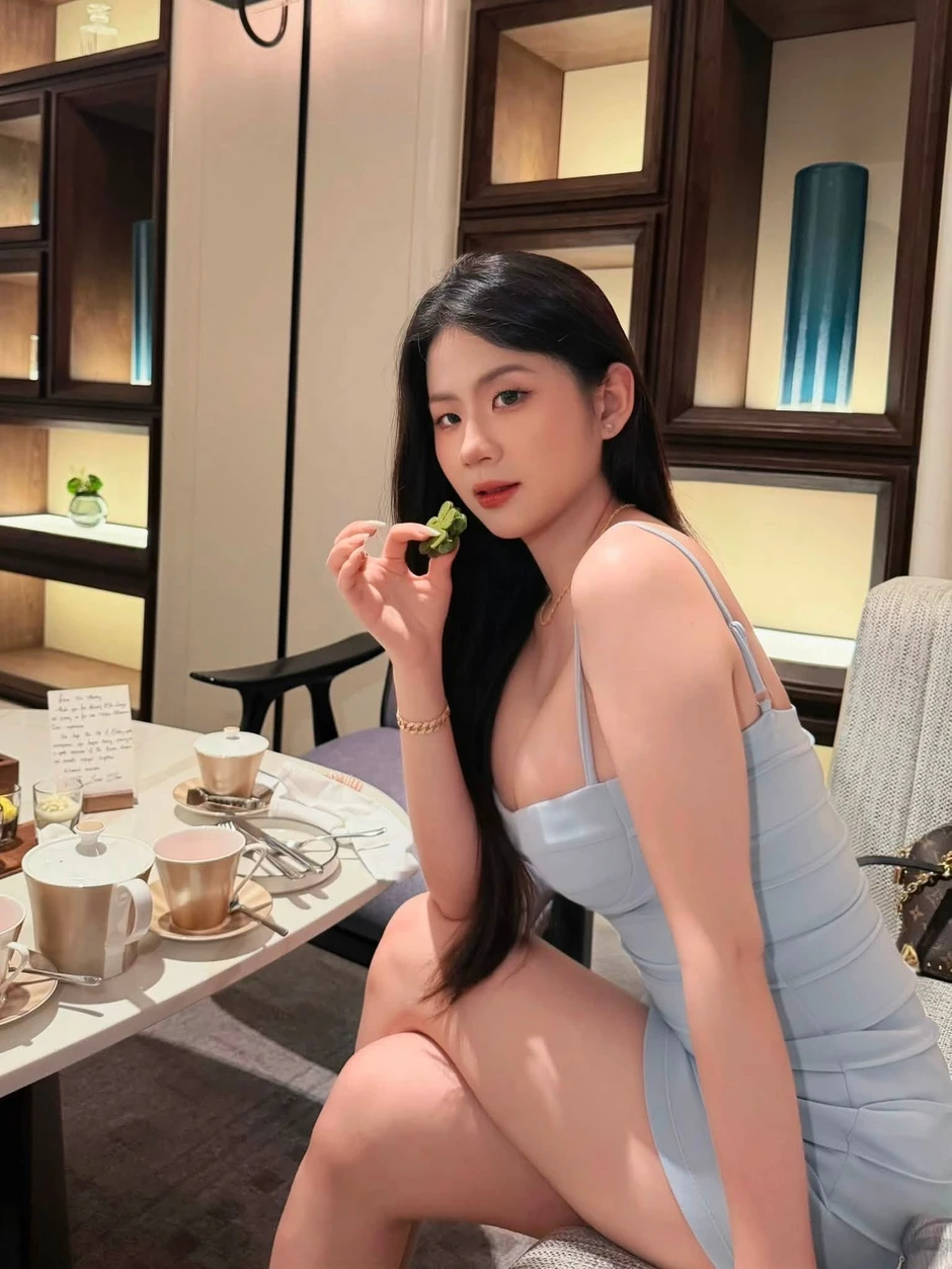 Cách mà nữ TikToker 1,5 triệu follow hút trọn mọi ánh nhìn, chỉ đi cafe thôi cũng khiến người xem phải mê mệt
