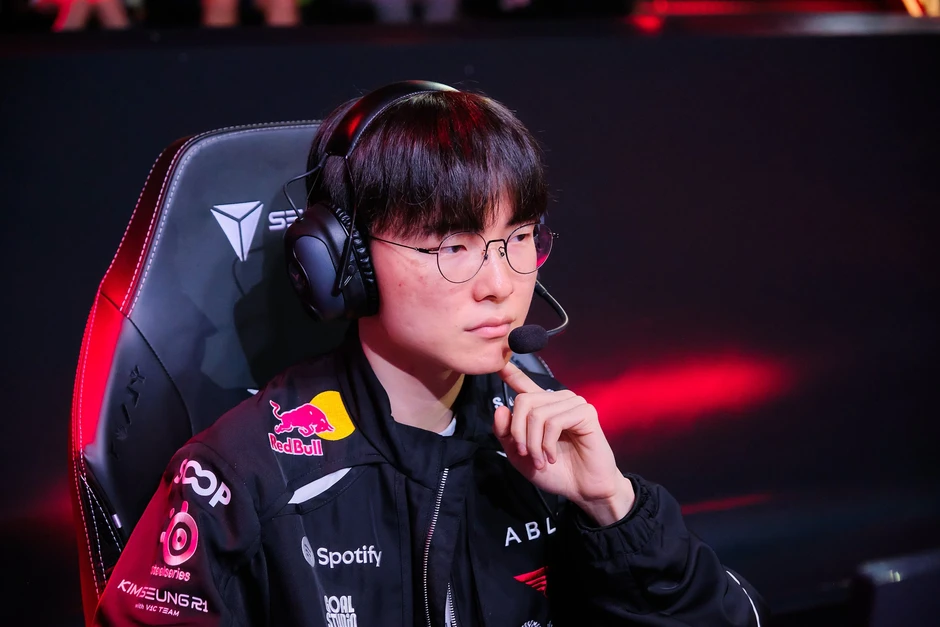 Faker tái phát chấn thương cánh tay, fan LMHT không khỏi bất an Faker tái phát chấn thương cánh tay khiến người hâm mộ LMHT lo lắng