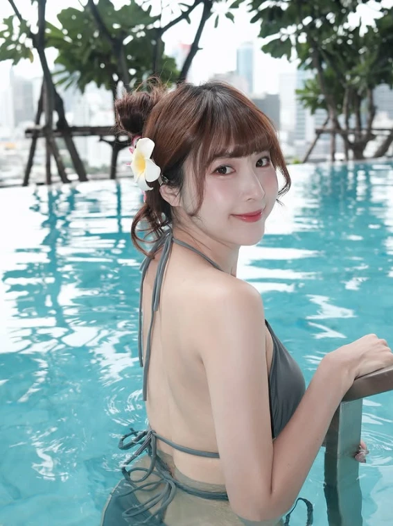 Check in Việt Nam trong kỳ nghỉ, nữ"idol" nhận mưa lời khen vì quá xinh, follow tăng chóng mặt Check in Việt Nam trong kỳ nghỉ, nữ"idol" nhận mưa lời khen vì quá xinh, follow tăng chóng mặt