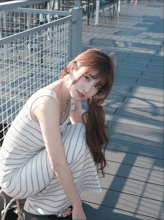 Check in Việt Nam trong kỳ nghỉ, nữ"idol" nhận mưa lời khen vì quá xinh, follow tăng chóng mặt Check in Việt Nam trong kỳ nghỉ, nữ"idol" nhận mưa lời khen vì quá xinh, follow tăng chóng mặt