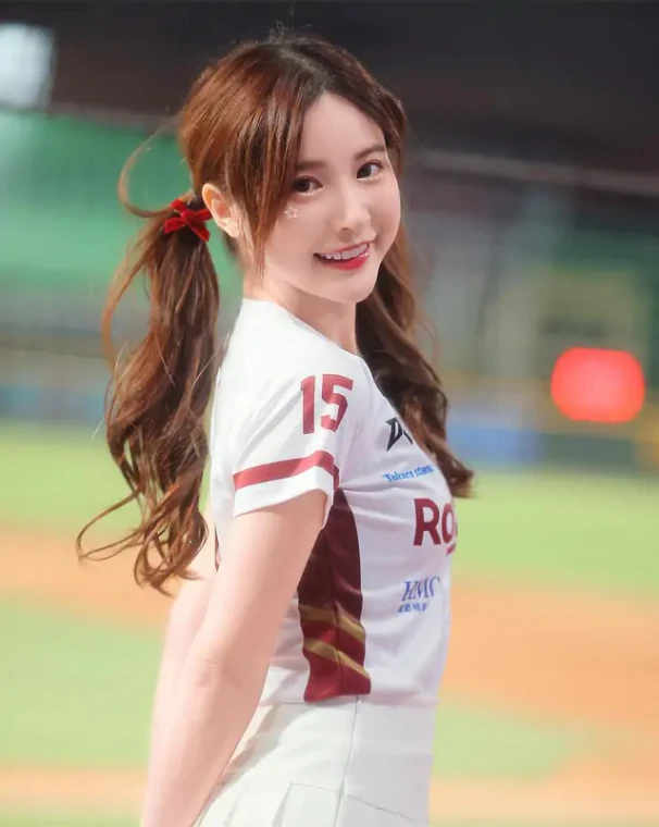 Check in Việt Nam trong kỳ nghỉ, nữ"idol" nhận mưa lời khen vì quá xinh, follow tăng chóng mặt Check in Việt Nam trong kỳ nghỉ, nữ"idol" nhận mưa lời khen vì quá xinh, follow tăng chóng mặt