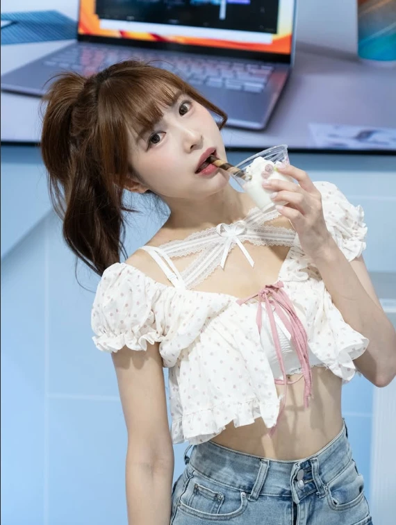 Check in Việt Nam trong kỳ nghỉ, nữ"idol" nhận mưa lời khen vì quá xinh, follow tăng chóng mặt Check in Việt Nam trong kỳ nghỉ, nữ"idol" nhận mưa lời khen vì quá xinh, follow tăng chóng mặt