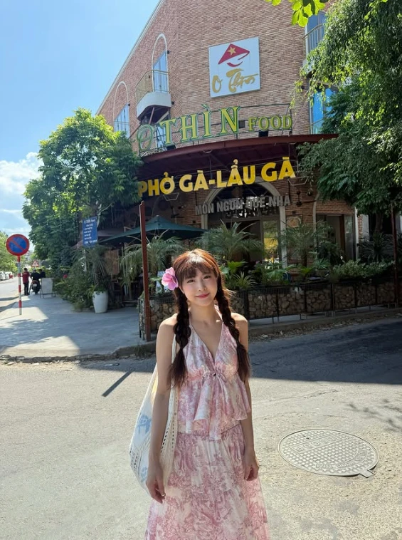 Check in Việt Nam trong kỳ nghỉ, nữ"idol" nhận mưa lời khen vì quá xinh, follow tăng chóng mặt Check in Việt Nam trong kỳ nghỉ, nữ"idol" nhận mưa lời khen vì quá xinh, follow tăng chóng mặt